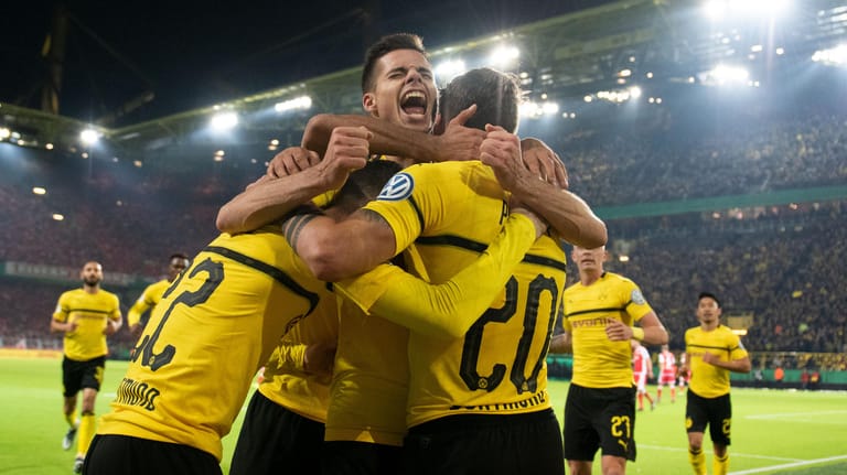 Pure Erleichterung: Die BVB-Spieler feiern den Zittersieg gegen Union Berlin.