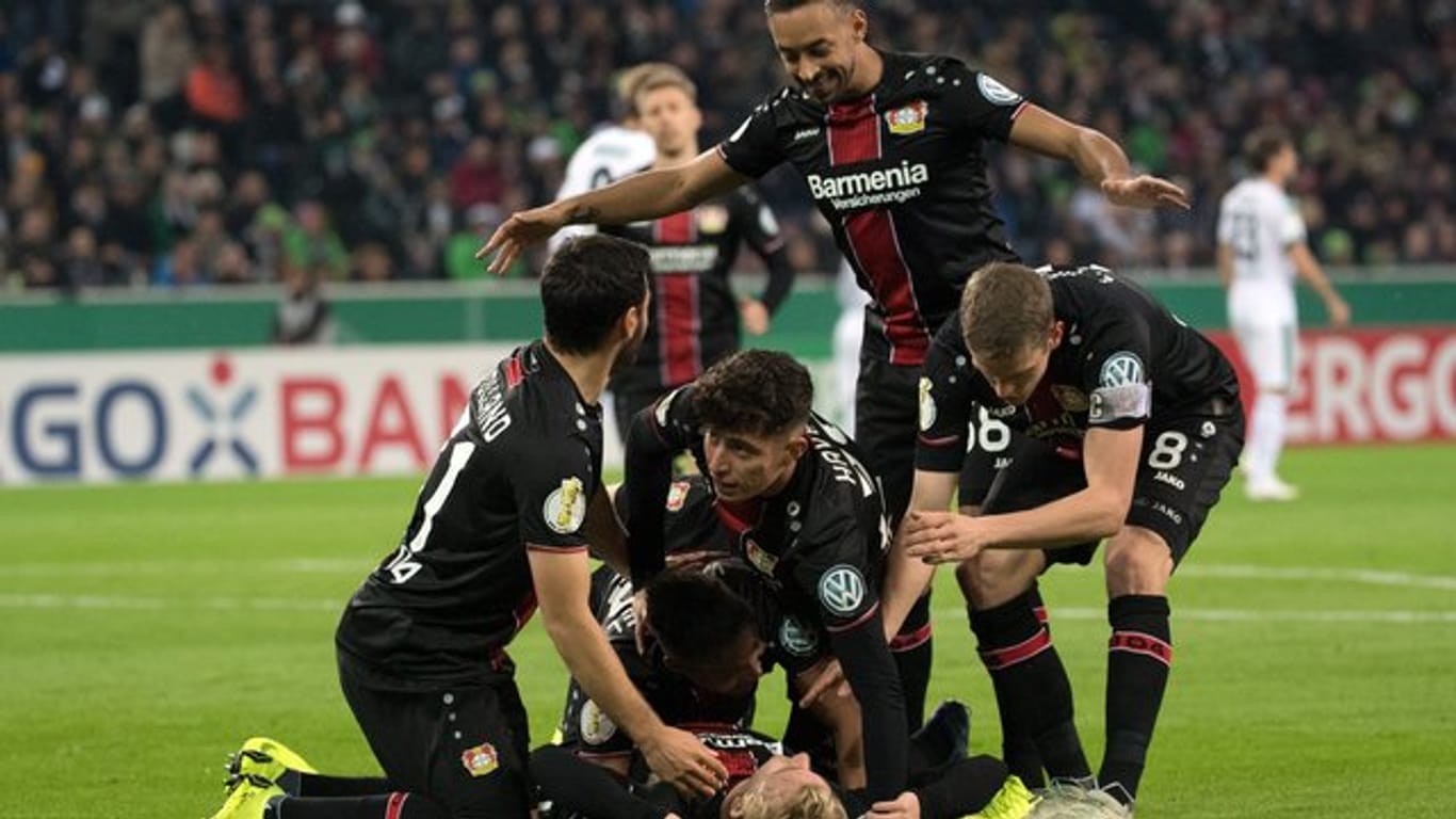 Leverkusens Spieler feiern dem am Boden liegenden Julian Brandt.