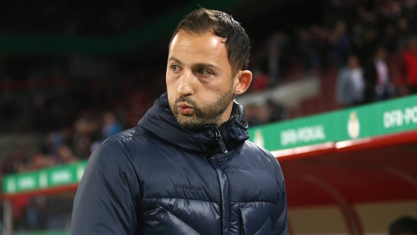 Zeit zum Durchatmen für Schalke-Trainer Domenico Tedesco: Die Knappen stehen im Achtelfinale des DFB-Pokals.