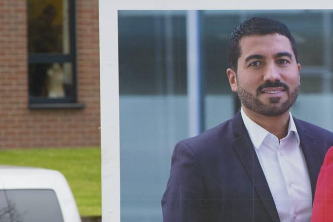 Der SPD-Landtagsabgeordnete Serdar Yüksel auf einem Wahlplakat: Gemeinsam mit einer FDP-Politikerin rettete er einem AfD-Mitarbeiter das Leben.