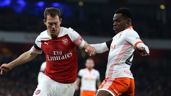 Arsenals Stephan Lichtsteiner (l) versucht Blackpools Mark Bola auszuspielen.