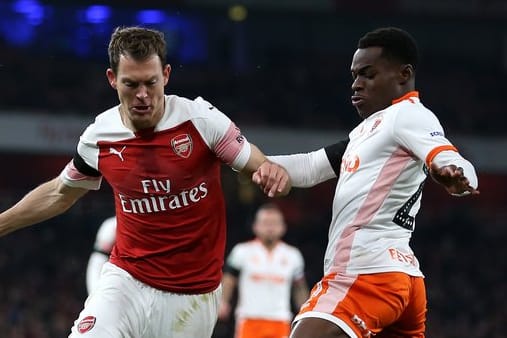 Arsenals Stephan Lichtsteiner (l) versucht Blackpools Mark Bola auszuspielen.