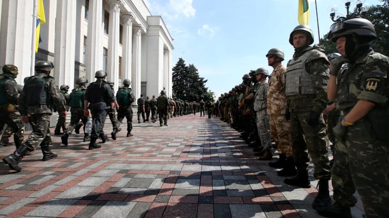 Polizisten vor dem Parlament in Kiew.