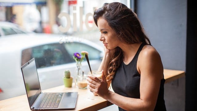 Vorsicht beim Surfen über öffentliches WLAN im Café: Mit frei zugänglicher Spionage-Software können sich hier andere Nutzer in die Verbindung einwählen und Daten mitlesen. Vorsicht beim Surfen über öffentliches WLAN im Café: Mit frei zugänglicher Spionage-Software können sich hier andere Nutzer in die Verbindung einwählen und Daten mitlesen.