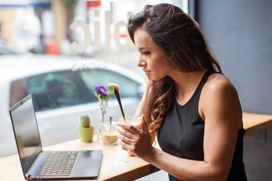 Vorsicht beim Surfen über öffentliches WLAN im Café: Mit frei zugänglicher Spionage-Software können sich hier andere Nutzer in die Verbindung einwählen und Daten mitlesen.