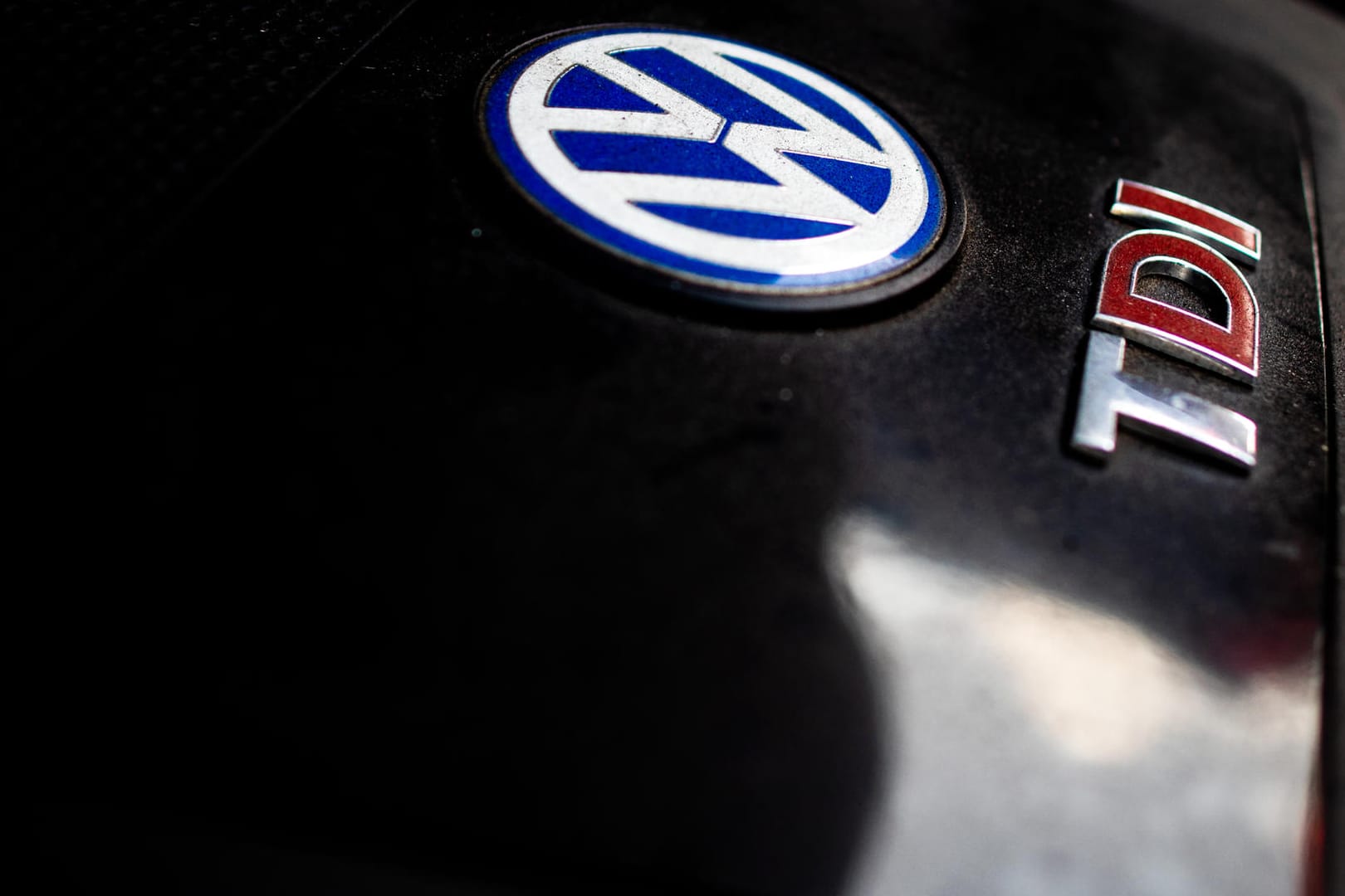 Das VW Logo: Stellvertretend für Zehntausende Dieselfahrer ziehen Verbraucherschützer gegen Volkswagen vor Gericht.