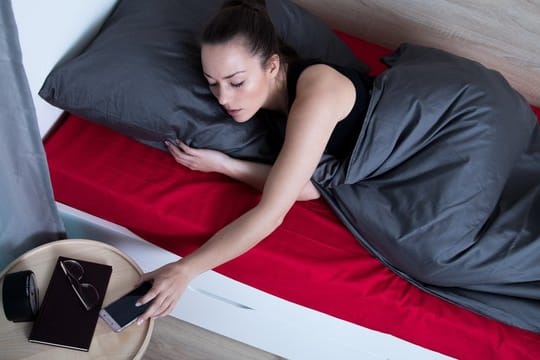Dient das Smartphone als Wecker, sollte man zur Strahlenreduzierung den Flugmodus aktivieren.