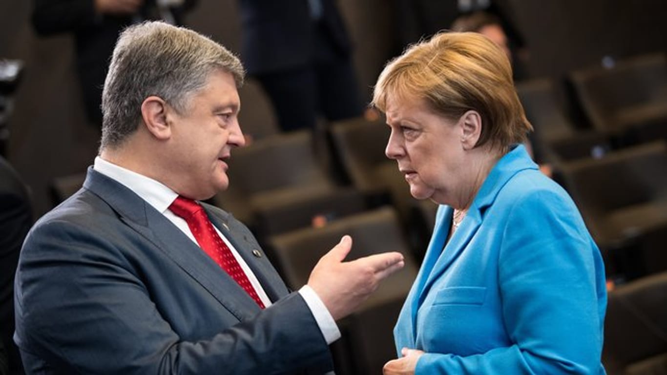 Petro Poroschenko, Präsident der Ukraine, und Bundeskanzlerin Merkel beim Nato-Gipfel im Juli.