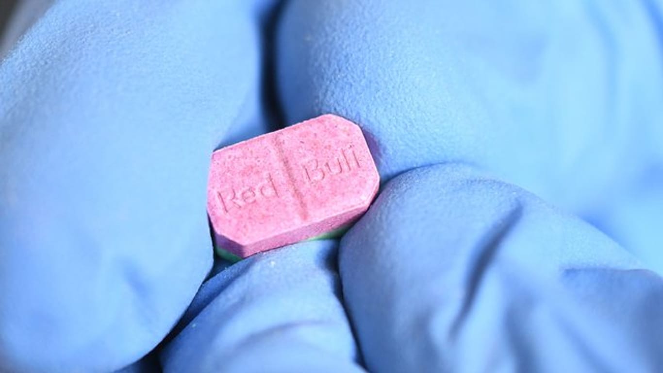 Ecstasy-Pille: Drug-Checking bedeutet, dass eine offizielle Stelle etwa Pillen vom Schwarzmarkt chemisch analysiert.