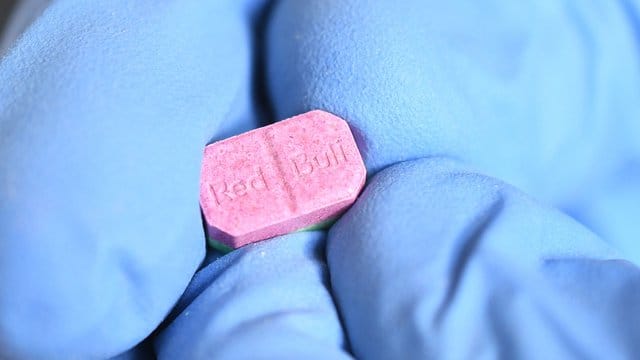 Ecstasy-Pille: Drug-Checking bedeutet, dass eine offizielle Stelle etwa Pillen vom Schwarzmarkt chemisch analysiert.