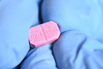 Ecstasy-Pille: Drug-Checking bedeutet, dass eine offizielle Stelle etwa Pillen vom Schwarzmarkt chemisch analysiert.