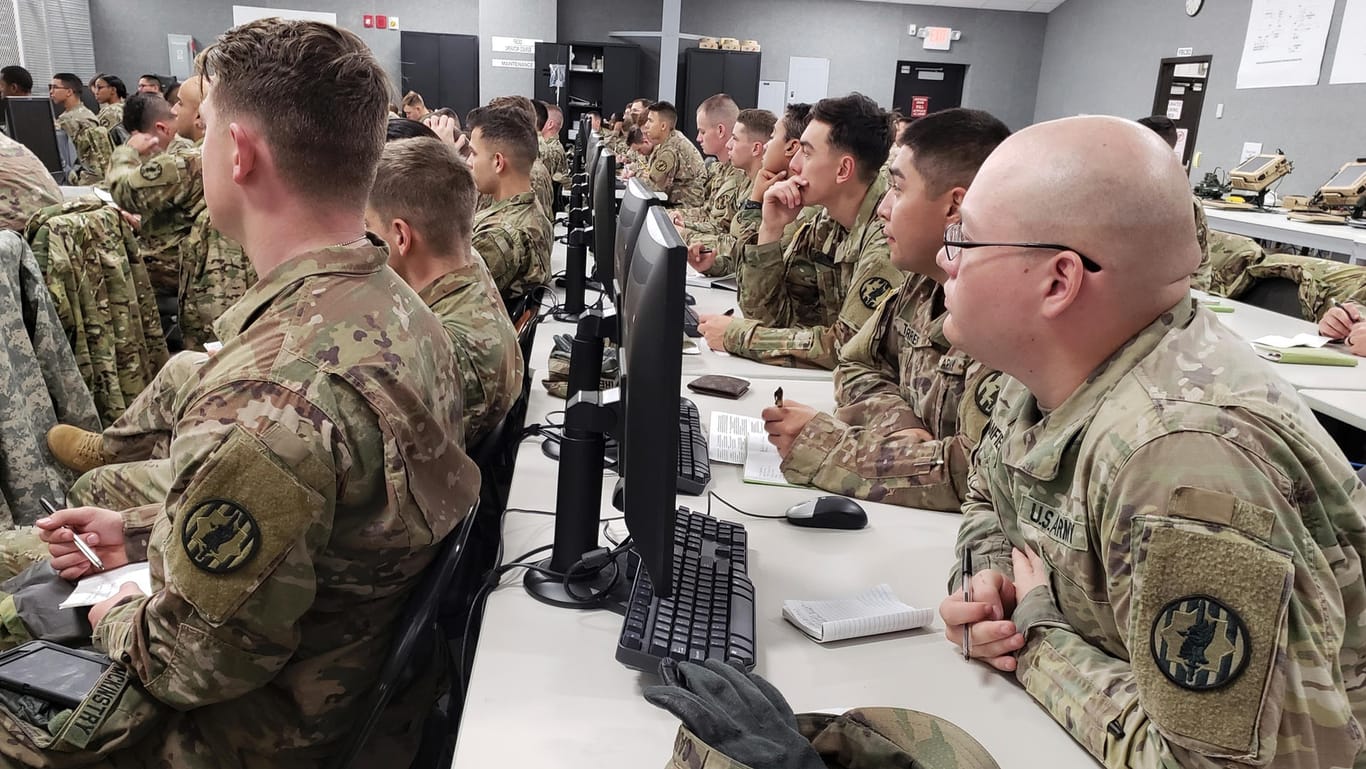 Soldaten der "Task Force Griffin," die auf ihren Einsatz an der Südgrenze der USA vorbereitet werden: Bis zu 15.000 Soldaten will Trump gegen die Flüchtlinge mobil machen. Das wären mehr, als in Afghanistan im Einsatz sind.