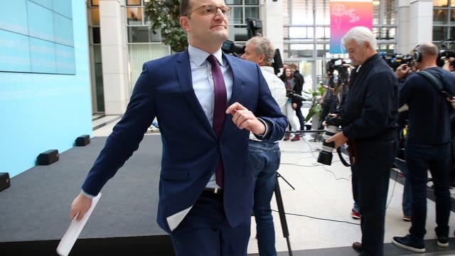 Viel zu tun in diesen Tagen: Eiligen Schrittes verlässt Bundesgesundheitsminister Jens Spahn (CDU) nach einem Statement sein Ministerium. Viel zu tun in diesen Tagen: Eiligen Schrittes verlässt Bundesgesundheitsminister Jens Spahn (CDU) nach einem Statement sein Ministerium.