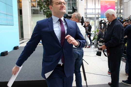 Viel zu tun in diesen Tagen: Eiligen Schrittes verlässt Bundesgesundheitsminister Jens Spahn (CDU) nach einem Statement sein Ministerium.