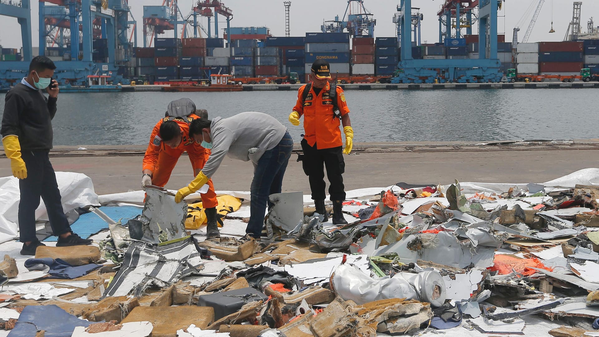 Ermittler untersuchen Wrackteile des abgestürzten Passagierflugzeug der Fluggesellschaft Lion Air. Die Blackbox könnte die Ursache des Absturz klären. Doch noch ist der Flugschreiber nicht vollständig.