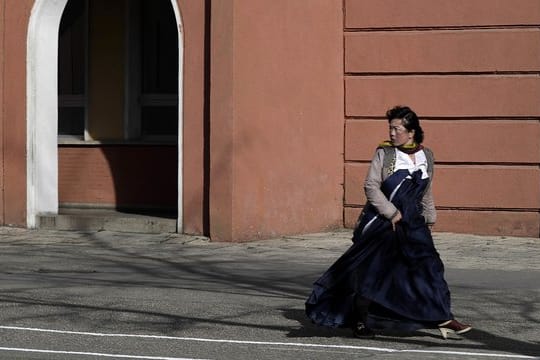 Eine Frau in einem traditionellen Kleid in einer Straße von Pjöngjang.