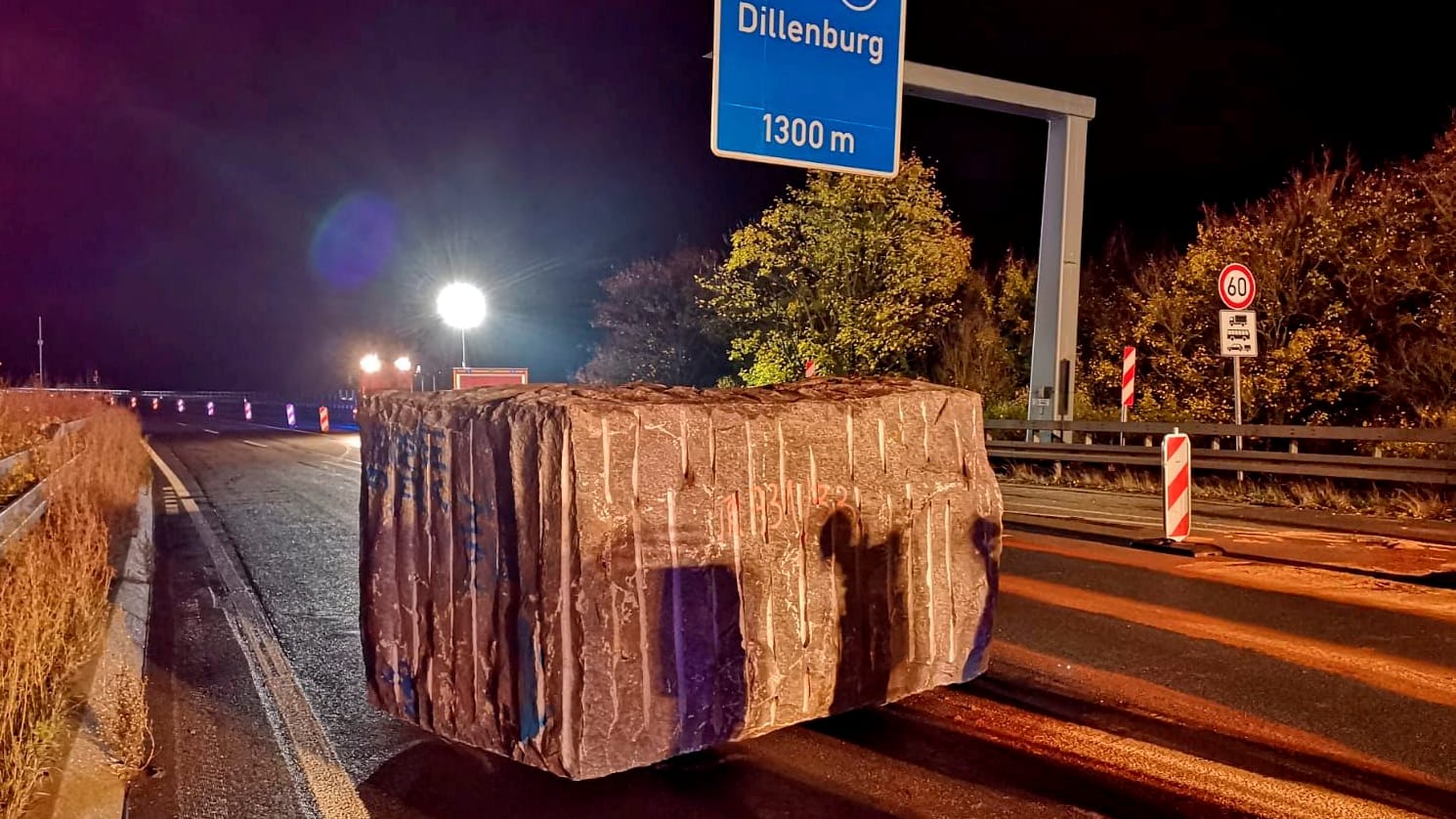 23-Tonnen-Koloss: Der wohl nicht ausreichend gesicherte Block rutschte von der Ladefläche eines Lastwagens.