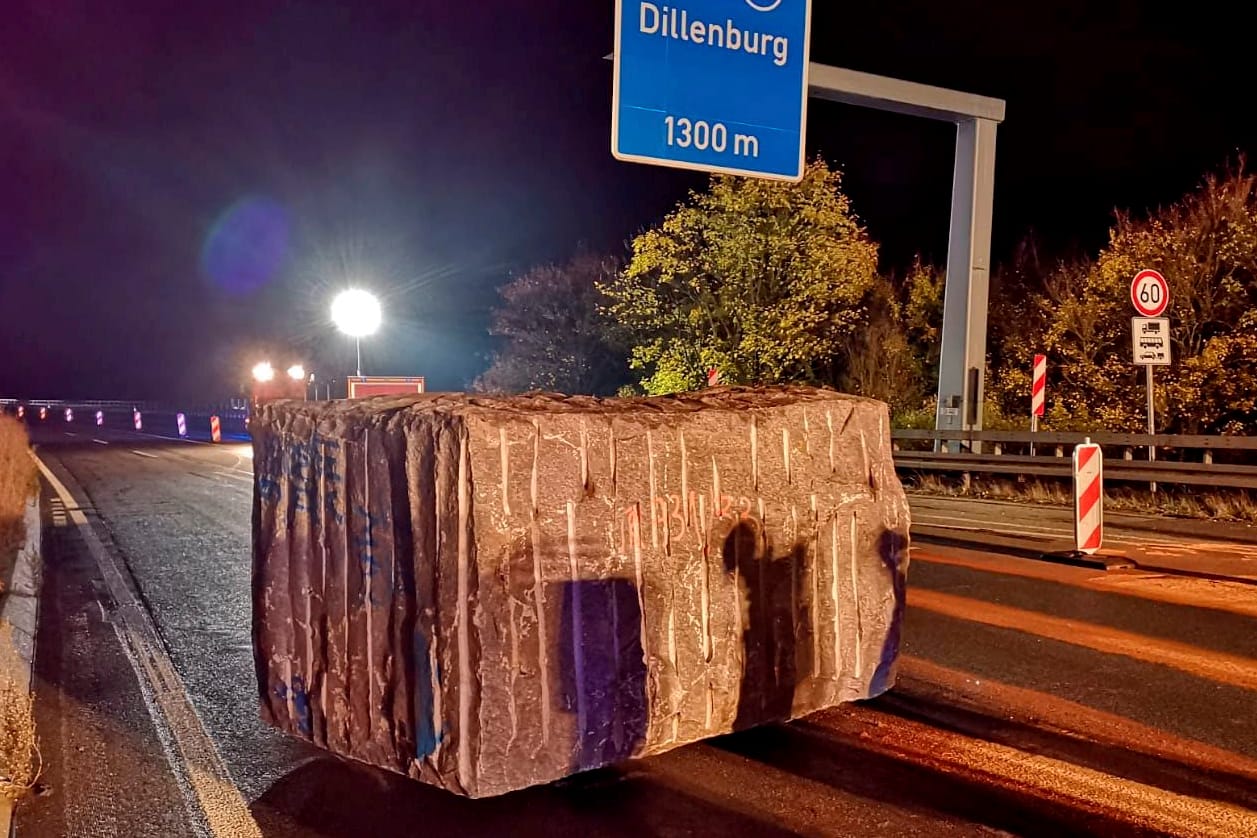 23-Tonnen-Koloss: Der wohl nicht ausreichend gesicherte Block rutschte von der Ladefläche eines Lastwagens.