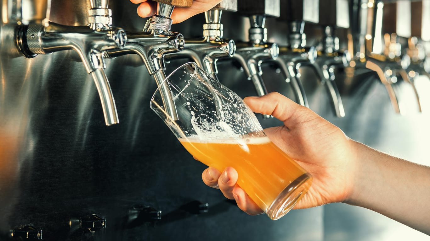 Bier zapfen: 2018 wurde mehr Bier getrunken als die Jahre zuvor.
