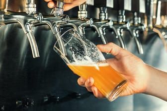 Bier zapfen: 2018 wurde mehr Bier getrunken als die Jahre zuvor.
