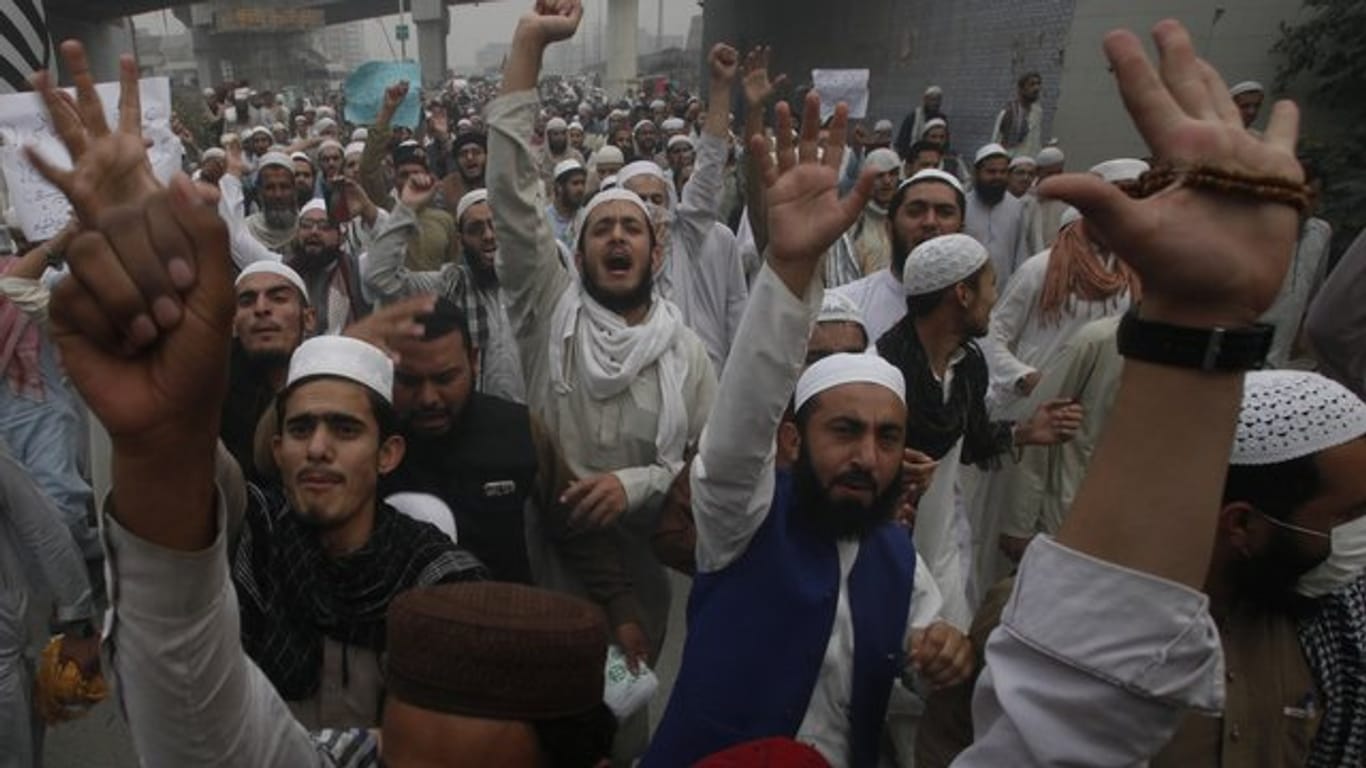 In vielen Städten Pakistans sind Anhänger radikaler islamischer Gruppen auf die Straße gegangen.