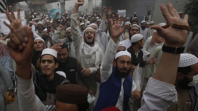 In vielen Städten Pakistans sind Anhänger radikaler islamischer Gruppen auf die Straße gegangen. In vielen Städten Pakistans sind Anhänger radikaler islamischer Gruppen auf die Straße gegangen.