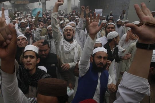 In vielen Städten Pakistans sind Anhänger radikaler islamischer Gruppen auf die Straße gegangen.