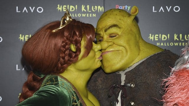 Heidi Klum (l) und ihr Freund Tom Kaulitz feiern als das grüne Oger-Paar Shrek und Fiona Halloween in New York.