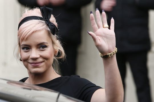Die britische Sängerin Lily Allen musste ein Konzert in Chicago kurzfristig absagen.
