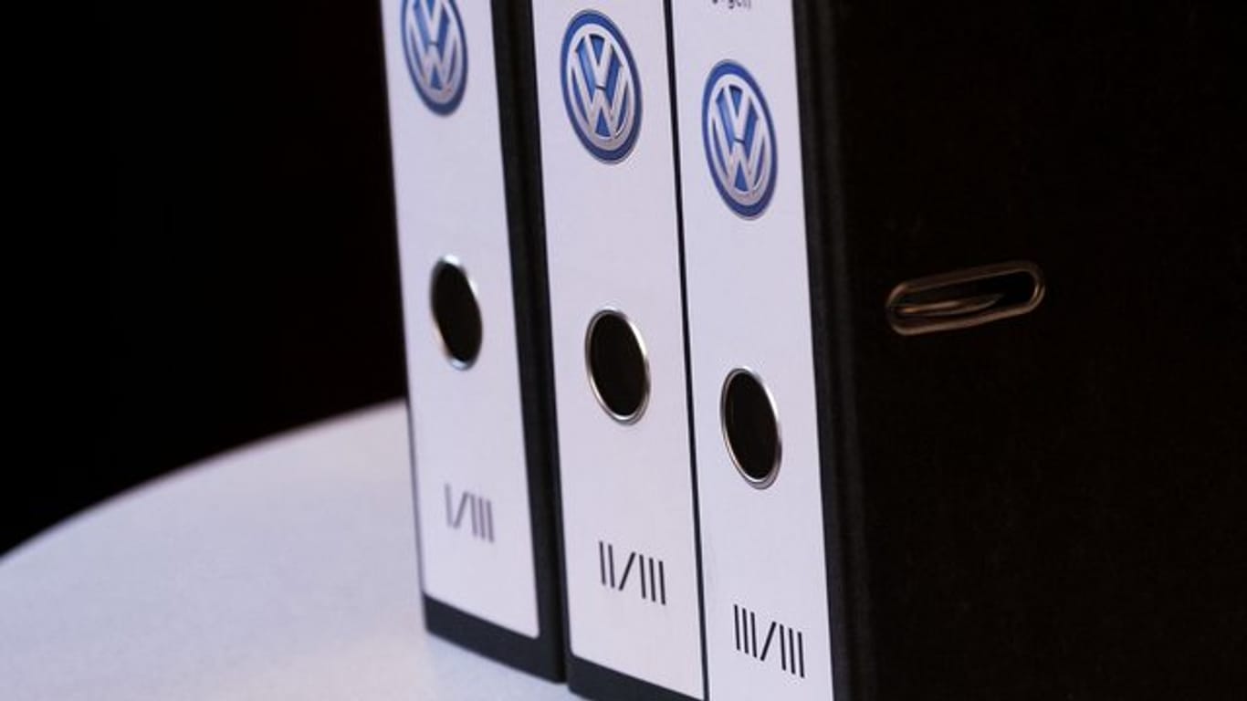Der Verbraucherzentrale Bundesverband (vzbv) hat beim Oberlandesgericht Braunschweig eine Musterfeststellungsklage gegen Volkswagen eingereicht.