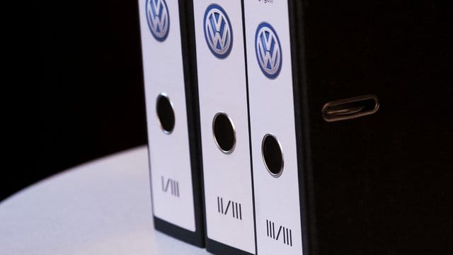 Der Verbraucherzentrale Bundesverband (vzbv) hat beim Oberlandesgericht Braunschweig eine Musterfeststellungsklage gegen Volkswagen eingereicht.