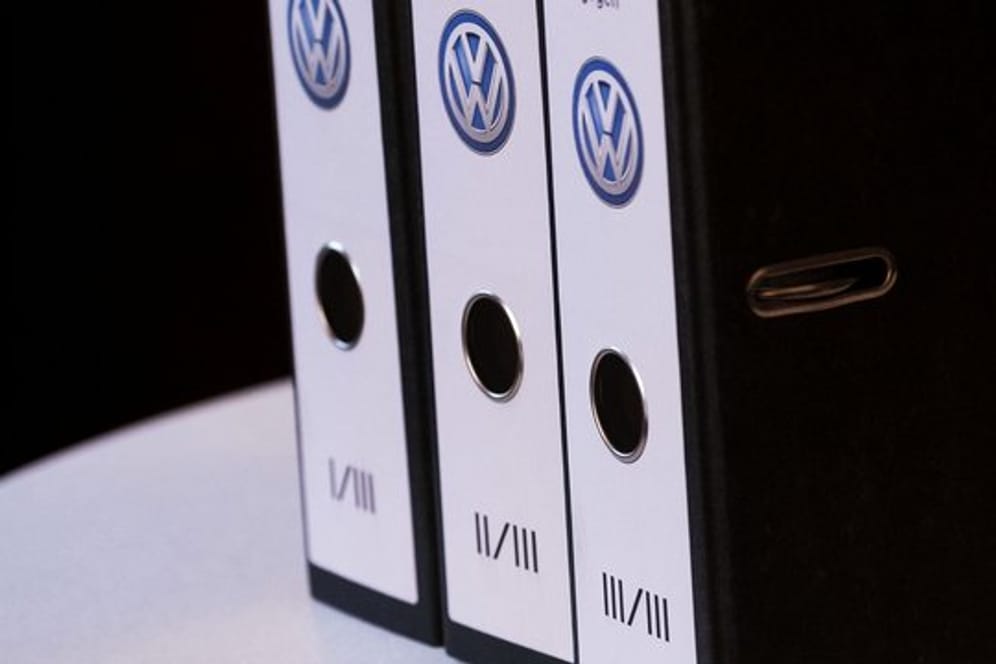 Der Verbraucherzentrale Bundesverband (vzbv) hat beim Oberlandesgericht Braunschweig eine Musterfeststellungsklage gegen Volkswagen eingereicht.