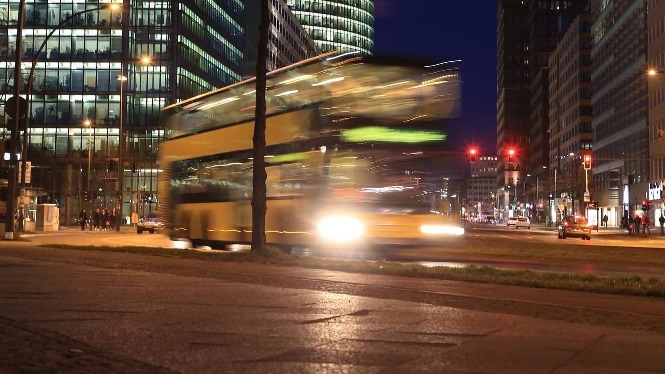 Ein Linienbus in Berlin: In der Halloween-Nacht wurden mehrere Busse von Maskierten attackiert.