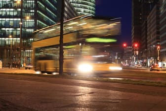 Ein Linienbus in Berlin: In der Halloween-Nacht wurden mehrere Busse von Maskierten attackiert.