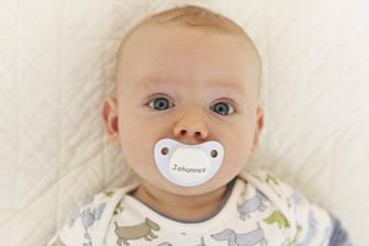 Baby mit Namens-Schnuller: Die Reihenfolge von Vornamen kann man nun beim Standesamt ändern lassen.