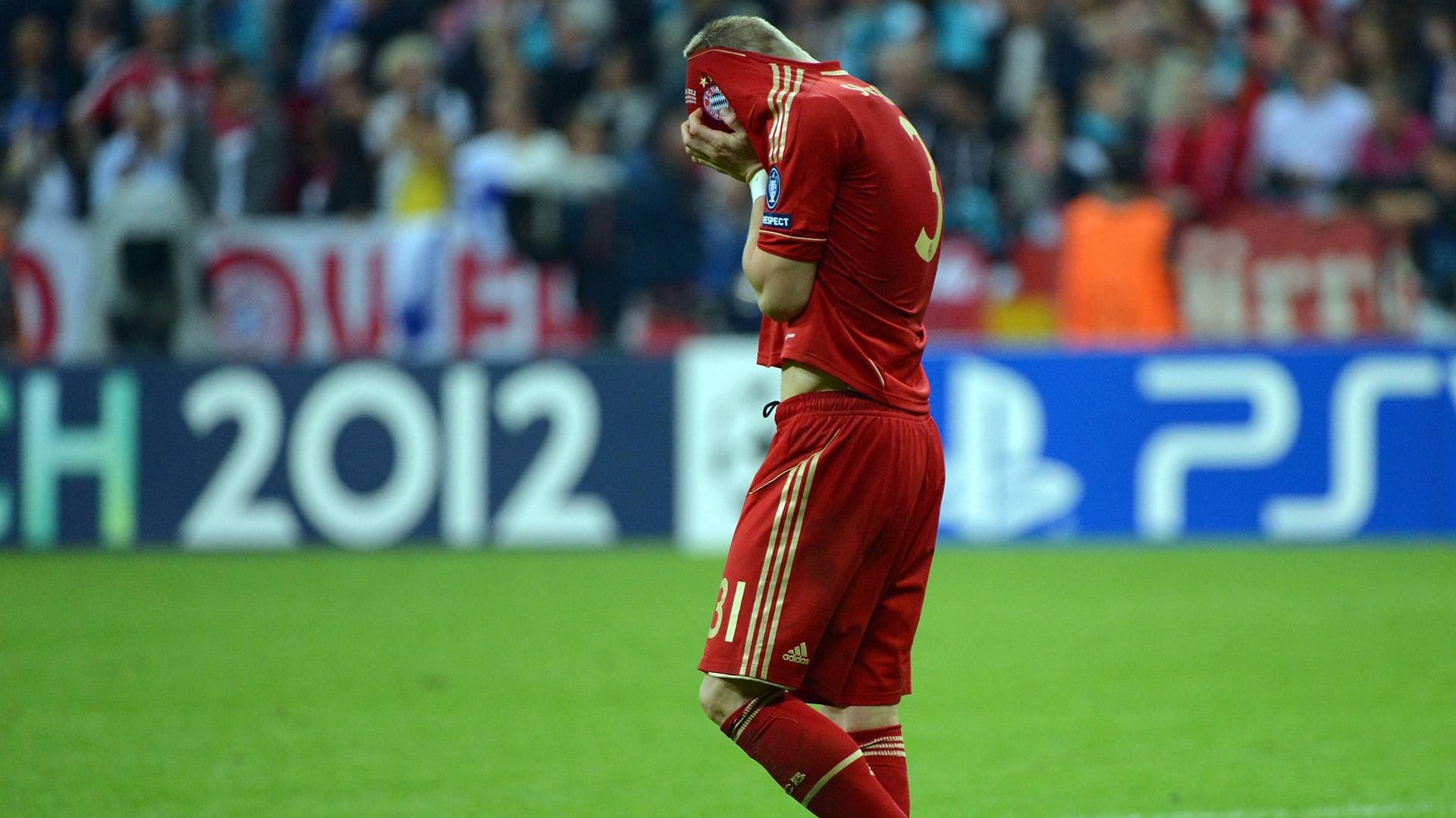 Bastian Schweinsteiger verschoss beim "Finale dahoam" den entscheidenden Elfmeter.