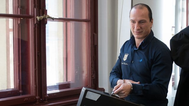 Wieder in Haft: Peter Fitzek kommt in Handschellen in den Verhandlungssaal im Landgericht in Halle/Saale.