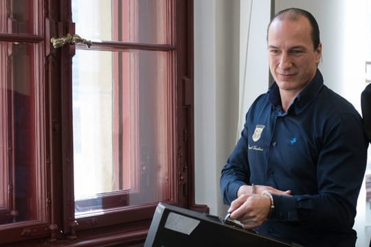 Wieder in Haft: Peter Fitzek kommt in Handschellen in den Verhandlungssaal im Landgericht in Halle/Saale.