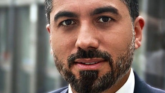 Der nordrhein-westfälische SPD-Landtagsabgeordnete Serdar Yüksel hat einem AfD-Mitarbeier das Leben gerettet.
