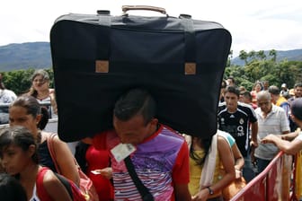 Aus Hungersnot: Venezolanische Flüchtlinge passieren die Grenze nach Kolumbien