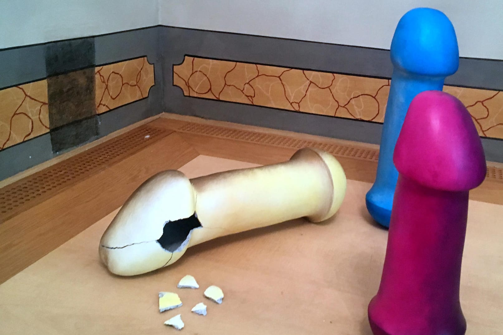 Die zerstörte Penis-Skulptur "I am not a Toy": "Natürlich ist es für mich auch Werbung."
