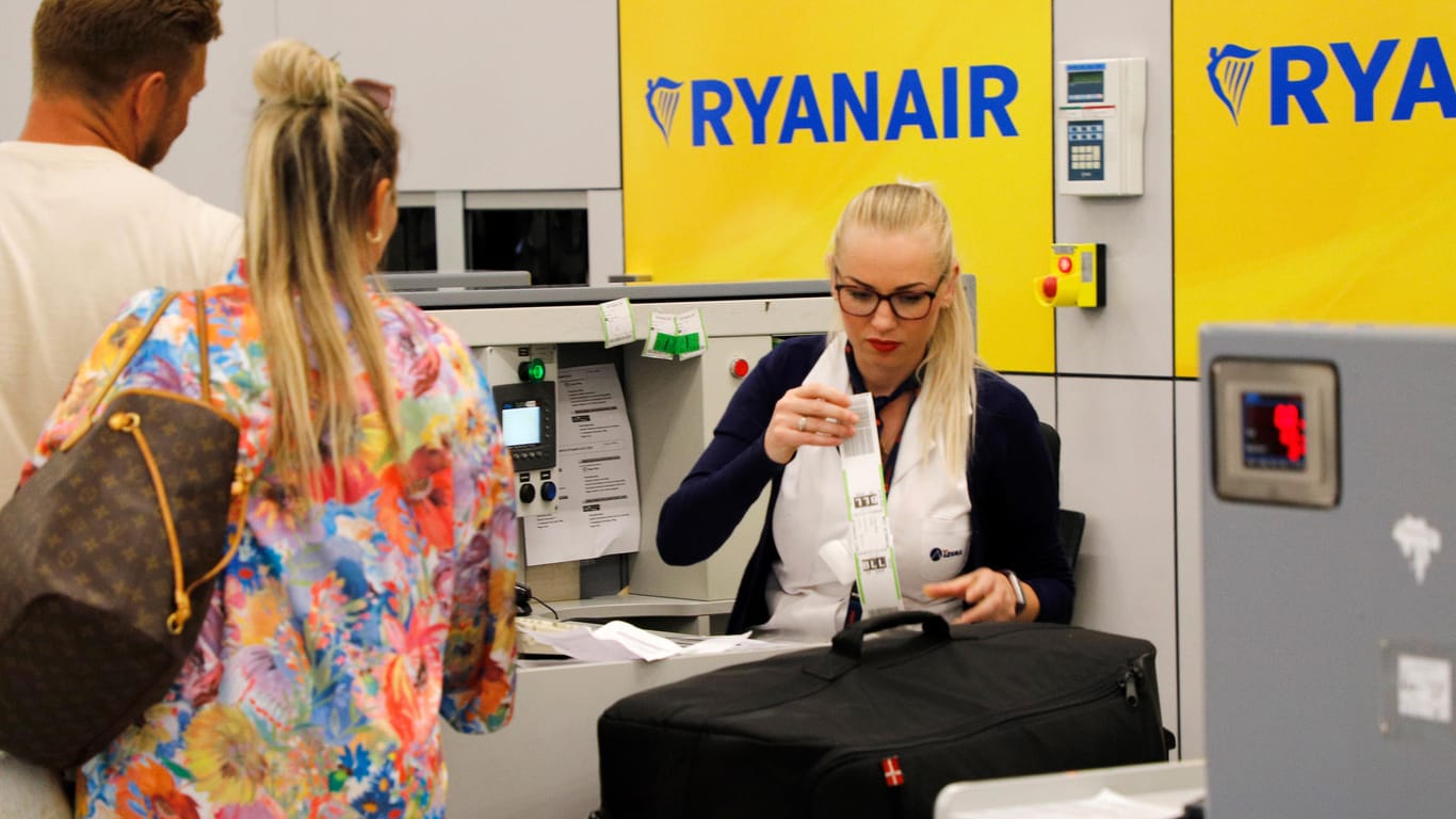Check-In-Schalter von Ryanair: Die neuen Handgepäckregeln sehen vor, dass Fluggäste große Taschen und Koffer gegen Bezahlung aufgeben müssen.
