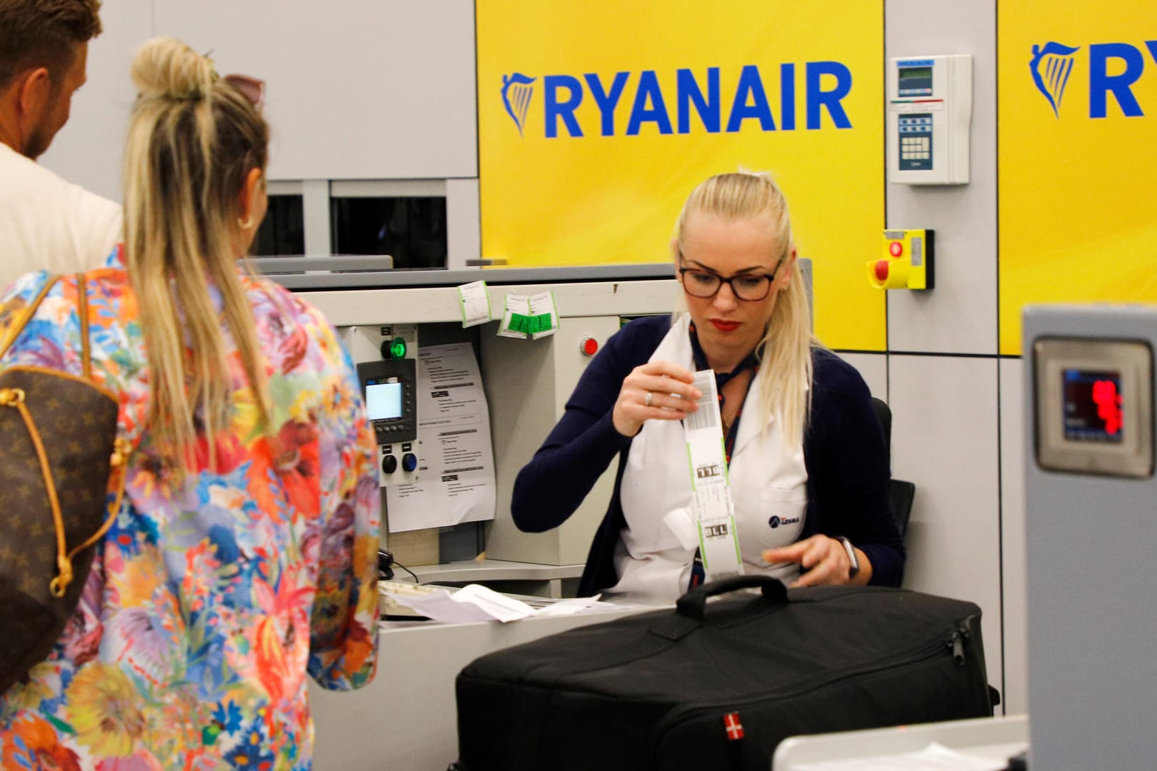 Check-In-Schalter von Ryanair: Die neuen Handgepäckregeln sehen vor, dass Fluggäste große Taschen und Koffer gegen Bezahlung aufgeben müssen.