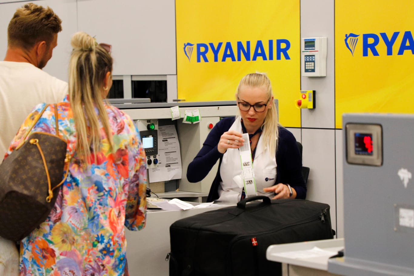 Check-In-Schalter von Ryanair: Die neuen Handgepäckregeln sehen vor, dass Fluggäste große Taschen und Koffer gegen Bezahlung aufgeben müssen.