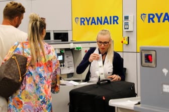 Check-In-Schalter von Ryanair: Die neuen Handgepäckregeln sehen vor, dass Fluggäste große Taschen und Koffer gegen Bezahlung aufgeben müssen.