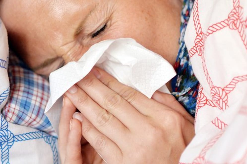 Anders als bei einer Erkältung schlägt eine Grippe häufig recht plötzlich zu.