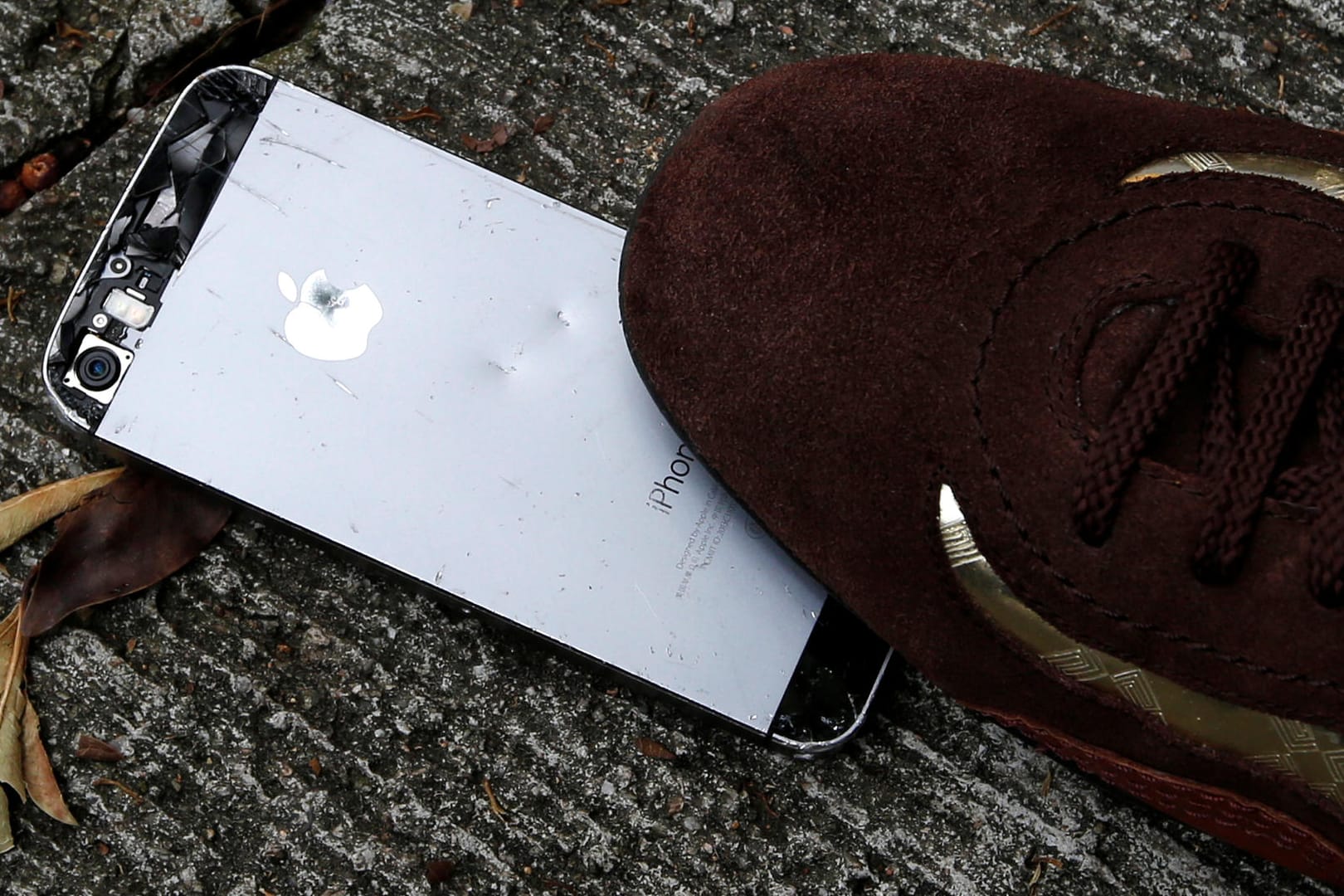 Kaputtes iPhone: Das iPhone 5 aus dem Jahr 2012 wird künftig nicht mehr repariert.