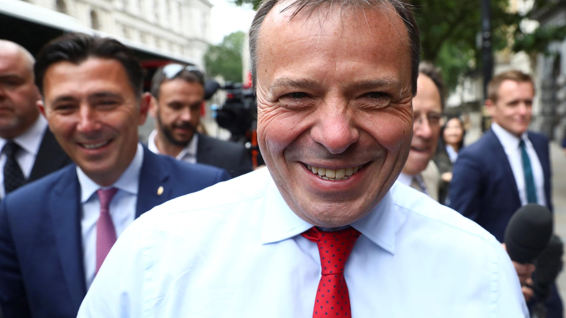 Arron Banks mit seinem Mitstreiter Andy Wigmore: Gemeinsam leiteten sie die "Leave.EU"-Kampagne – und verstießen mutmaßlich gegen Gesetze zur Wahlkampffinanzierung. Geldgeber sollen im Ausland sitzen.