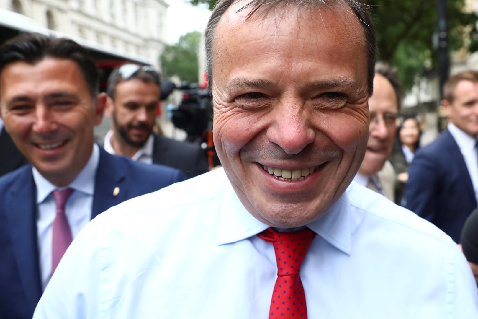 Arron Banks mit seinem Mitstreiter Andy Wigmore: Gemeinsam leiteten sie die "Leave.EU"-Kampagne – und verstießen mutmaßlich gegen Gesetze zur Wahlkampffinanzierung. Geldgeber sollen im Ausland sitzen.