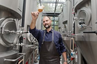 Auf der Insel Usedom braut Jan Fidora, Klein-Brauer und Inhaber des Wasserschlosses Mellenthin, ein Bier mit Hanf, das er werbewirksam "Mellenthiner Cannabis" nennt.